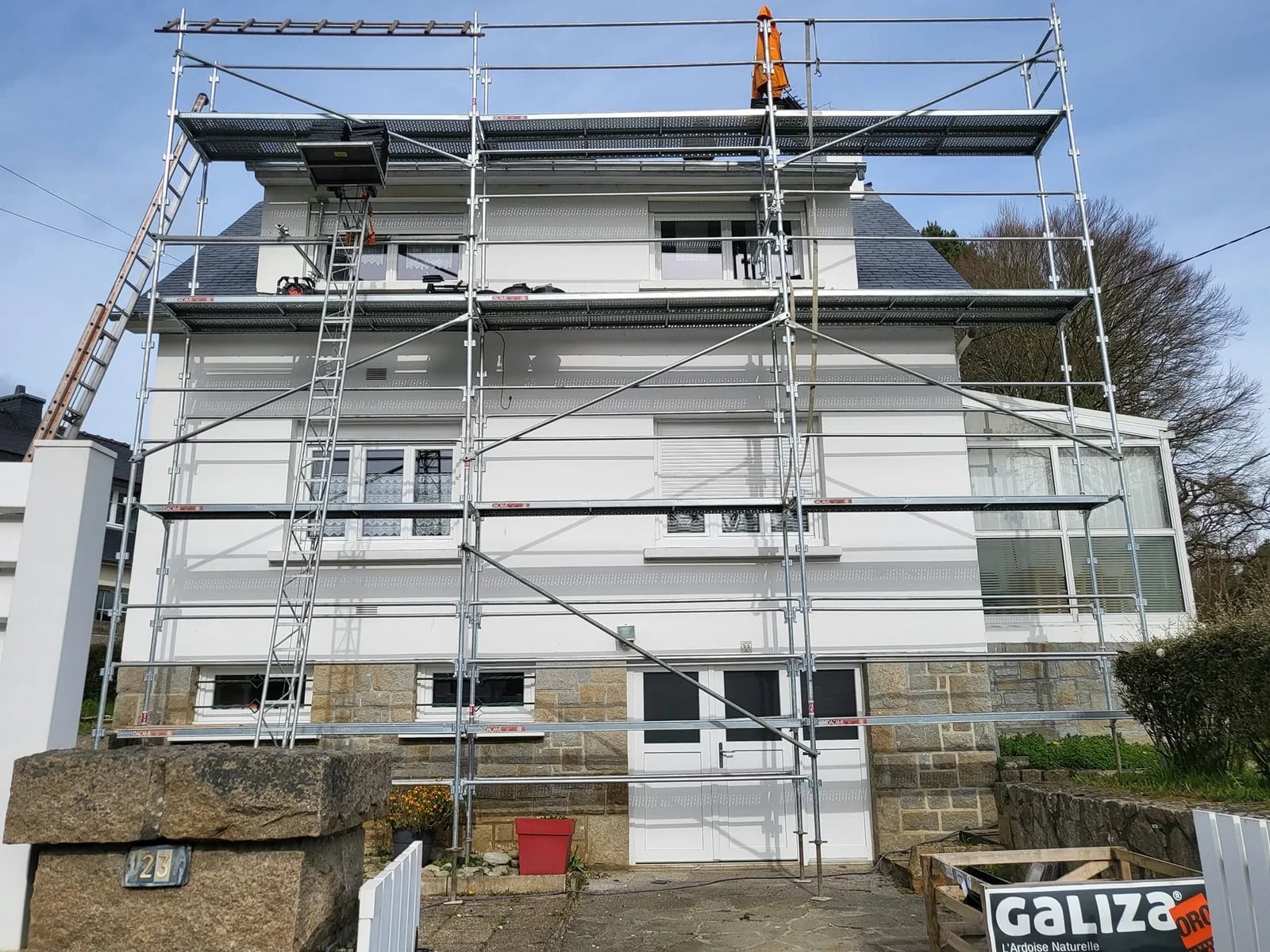 Maison sous échafaudage pendant la rénovation de la toiture