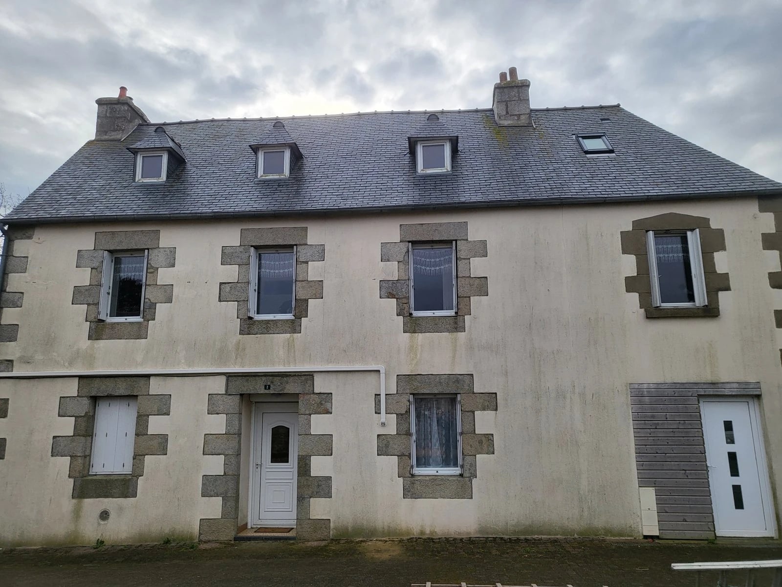 Maison en granit avec toiture en ardoise démoussée