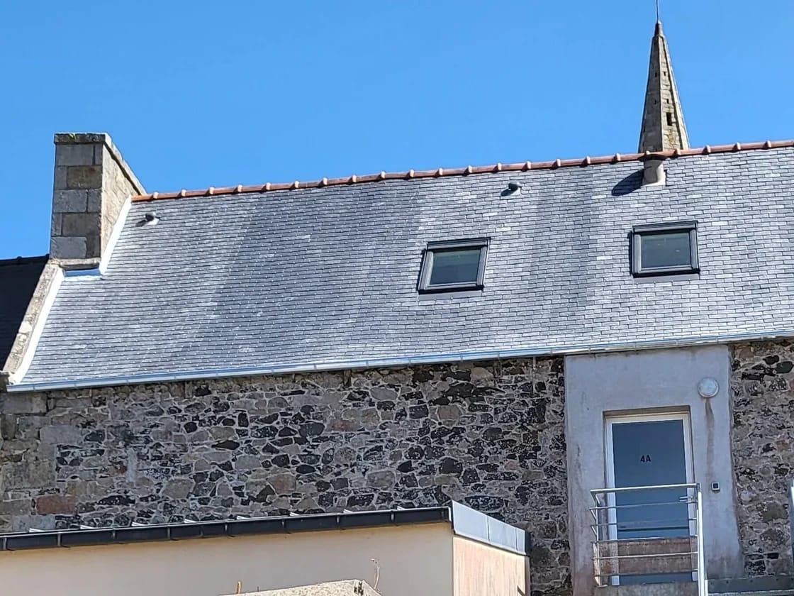 Maison en pierre avec toiture en ardoise réparée