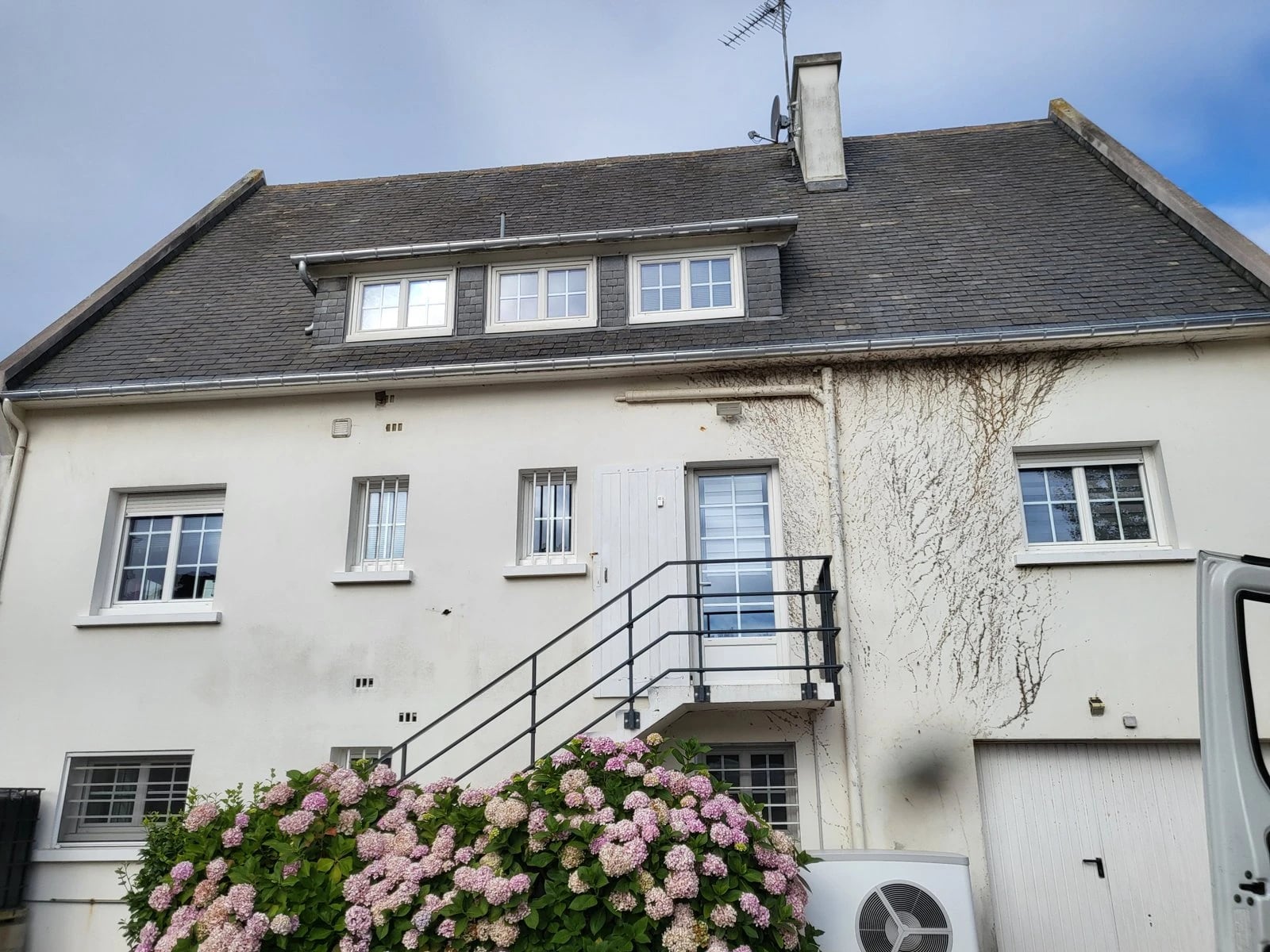 Maison avec toiture en ardoise après démoussage