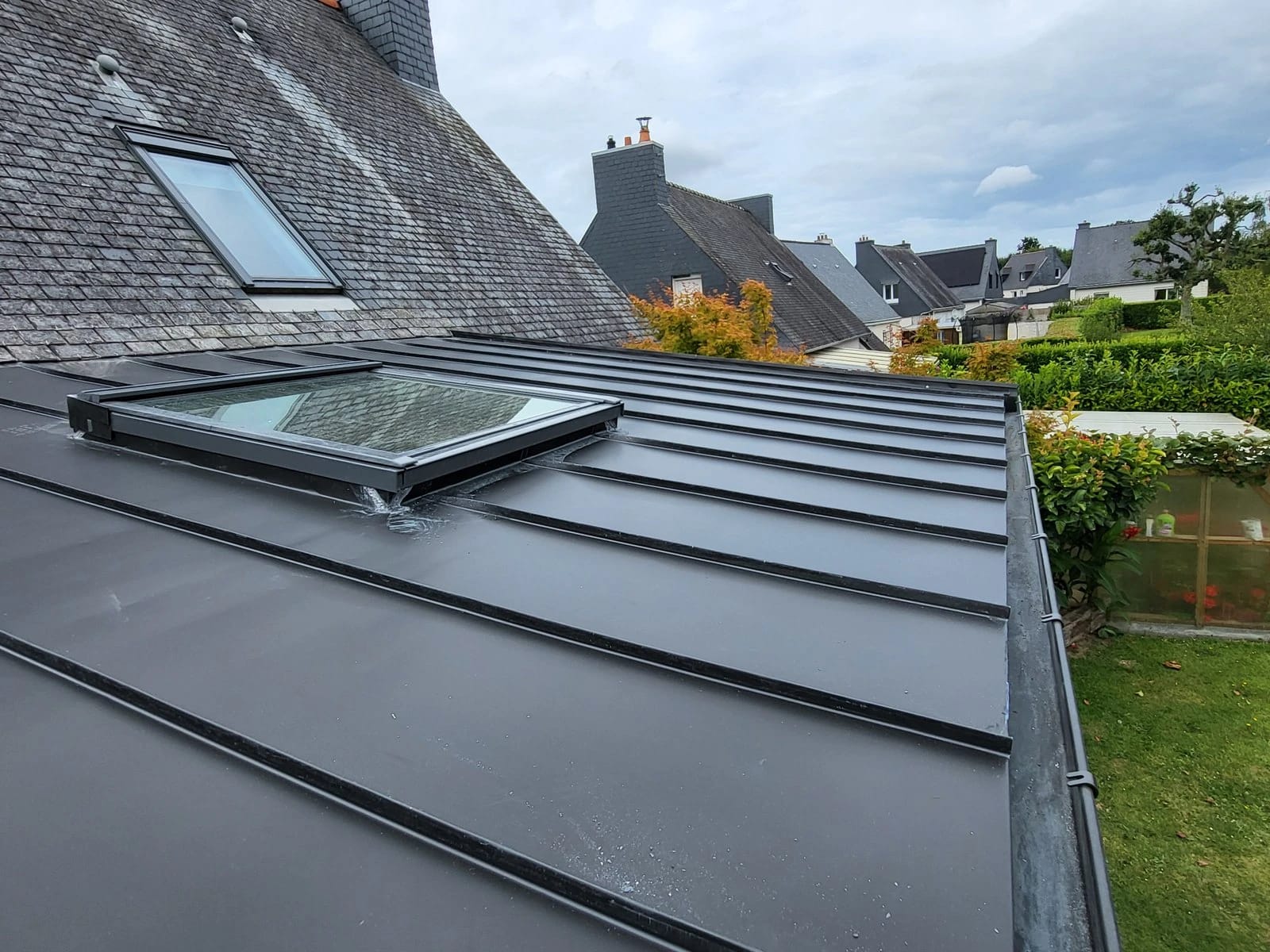 Fenêtre de toit posée dans une couverture en zinc